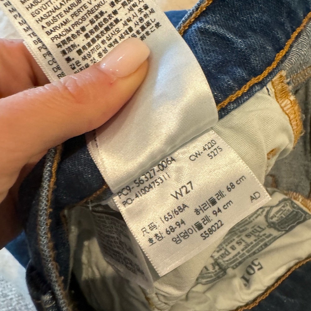 Levi Shorts - Picture 2 of 3